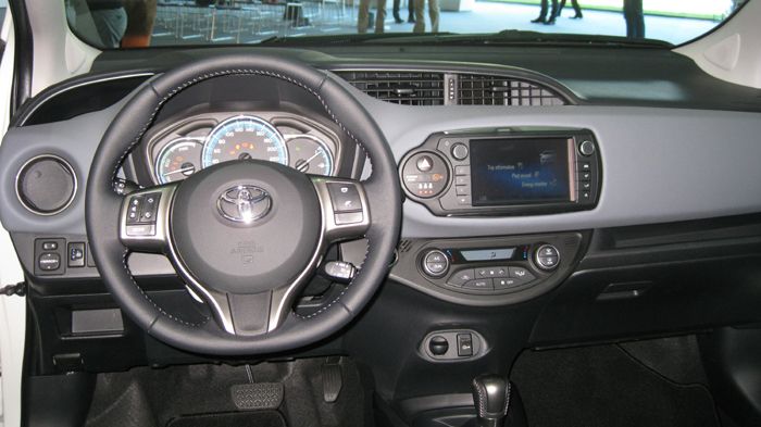 Στη νέα εκδοχή του Yaris, η ανανέωση συνεχίστηκε αμείωτα και στην καμπίνα, τόσο σχεδιαστικά όσο και από πλευράς επιλογής υλικών.